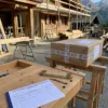 Bloc autocopiant de rapport de régie contresigné posé sur un établi de chantier, utilisé par un artisan du bâtiment