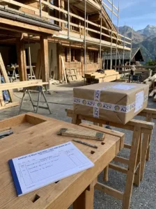 Bloc autocopiant de rapport de régie contresigné posé sur un établi de chantier, utilisé par un artisan du bâtiment