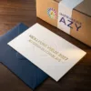 Carte de vœux d'entreprise imprimée sur un bureau avec son enveloppe assortie, prête à être envoyée aux clients stratégiques