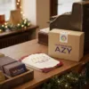 Flyers marchés de Noël imprimés posés sur le comptoir d'une boutique du Chablais, devant une vitrine décorée