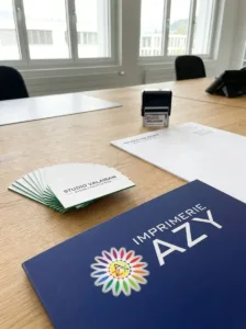 Papeterie de lancement d'entreprise imprimée : cartes de visite, papier à en-tête et factures prêts pour le premier rendez-vous