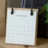 Calendriers imprimés posés sur un bureau