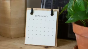 Calendriers imprimés posés sur un bureau
