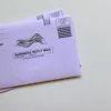 Enveloppes de courrier empilées prêtes à l’envoi