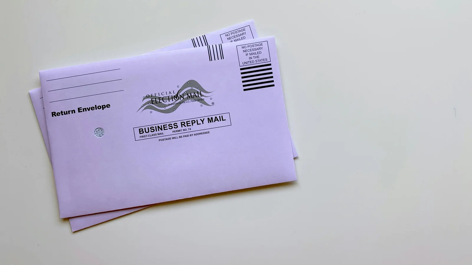 Enveloppes de courrier empilées prêtes à l’envoi