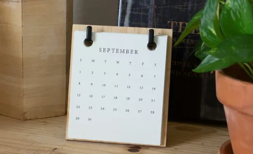 Calendriers imprimés posés sur un bureau