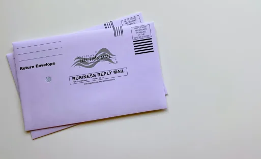 Enveloppes de courrier empilées prêtes à l’envoi