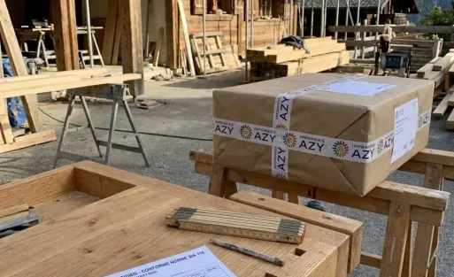 Bloc autocopiant de rapport de régie contresigné posé sur un établi de chantier, utilisé par un artisan du bâtiment