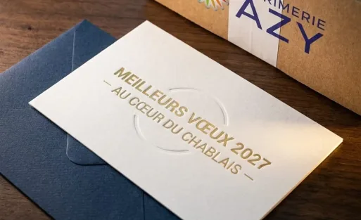 Carte de vœux d'entreprise imprimée sur un bureau avec son enveloppe assortie, prête à être envoyée aux clients stratégiques