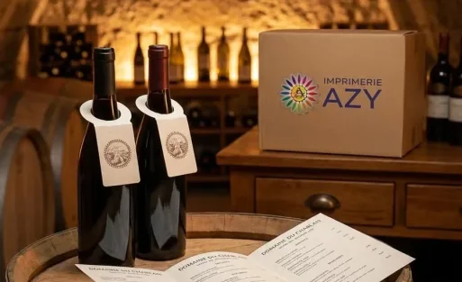 Livret de cave et fiche de dégustation d'un domaine viticole du Chablais posés devant des bouteilles au comptoir