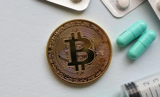 medicaments-et-l-argent-sur-une-table