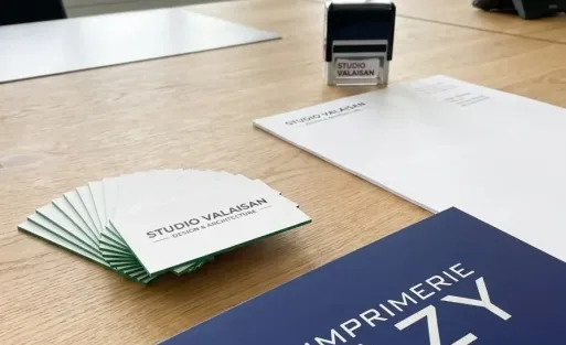 Papeterie de lancement d'entreprise imprimée : cartes de visite, papier à en-tête et factures prêts pour le premier rendez-vous
